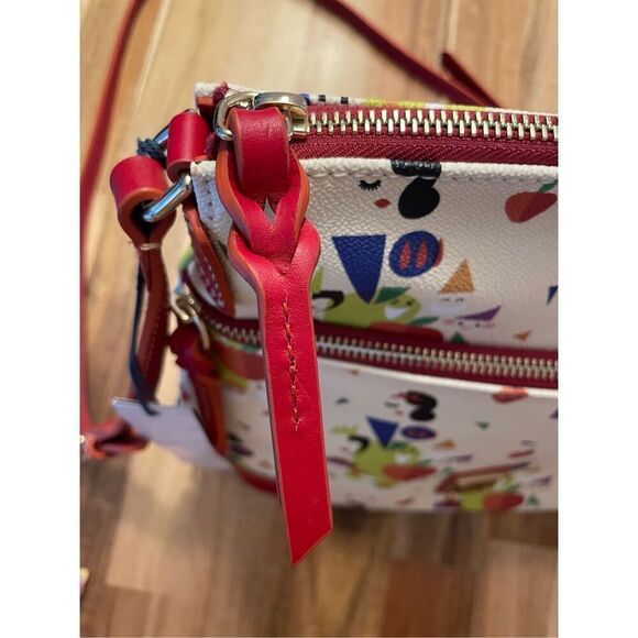 Disney Dooney & Bourke Bag - Snow White And The Seven Dwarfs - Crossbody - Picture 9 of 9